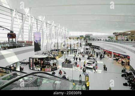 L'architecture de l'aéroport international Ferenc Liszt de Budapest et les passagers autour.L'aéroport Ferenc Liszt de Budapest est le plus grand aéroport de Hongrie. Banque D'Images