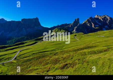 Giau Pass à la lumière du jour. Route vers la montagne. Ciel dégagé. Italie Banque D'Images