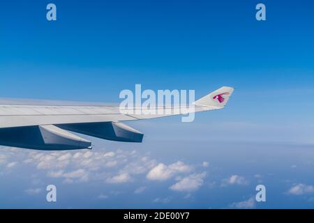 Aile de l'avion de Qatar Airways dans le ciel bleu Vol pour Doha Banque D'Images