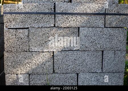 les blocs de béton cellulaire sont soigneusement empilés dans des palettes. Construction et réparation d'une maison de campagne. Banque D'Images