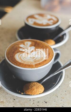 Cappuccino chaud dans une tasse faite dans un petit café à Canggu, Bali, Indonésie Banque D'Images