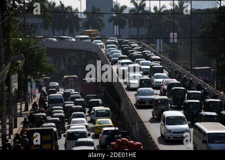 DHAKA, BANGLADESH – 26 novembre 2020 : surpeuplement de la circulation à la volée et sur la route dans la région de Tejgaon à Dhaka. Les embouteillages sont fréquents à Dhaka, dans l'affecti Banque D'Images