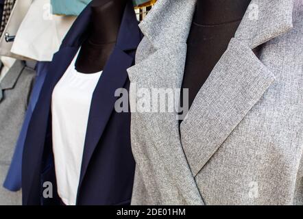 plusieurs manteaux pour femmes portés sur des mannequins dans le marché de la ville extérieur le jour de l'automne Banque D'Images