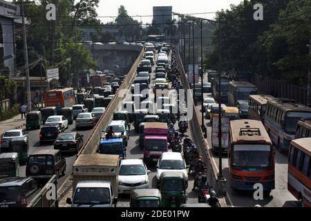 DHAKA, BANGLADESH – 26 novembre 2020 : surpeuplement de la circulation à la volée et sur la route dans la région de Tejgaon à Dhaka. Les embouteillages sont fréquents à Dhaka, dans l'affecti Banque D'Images