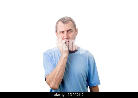 Stressé homme d'âge moyen piquant ses ongles de doigt, geste nerveux, isolé sur fond blanc. Un travailleur d'âge moyen anxieux désespéré se sent Banque D'Images