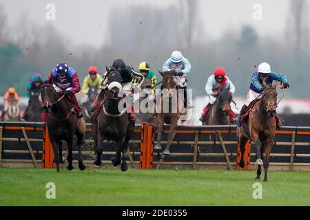 Thym Hill, monté par Richard Johnson (à droite), remporte le dernier à gagner l'obstacle longue distance Ladbrokes à l'hippodrome de Newbury. Banque D'Images