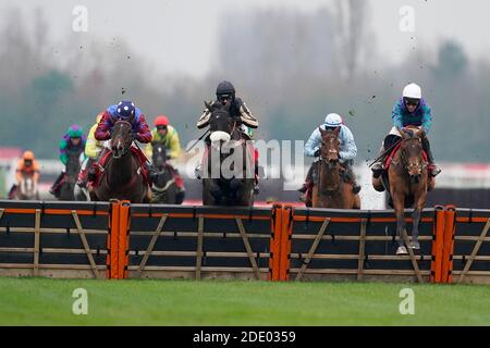 Thym Hill, monté par Richard Johnson (à droite), remporte le dernier à gagner l'obstacle longue distance Ladbrokes à l'hippodrome de Newbury. Banque D'Images