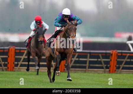 La colline de thym, montée par Richard Johnson, remporte l'obstacle longue distance Ladbrokes à l'hippodrome de Newbury. Banque D'Images