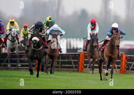 Thym Hill, monté par Richard Johnson (à droite), remporte le dernier à gagner l'obstacle longue distance Ladbrokes à l'hippodrome de Newbury. Banque D'Images