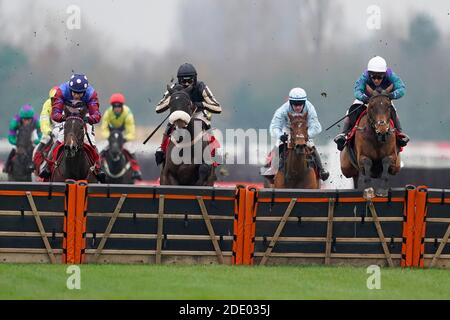 Thym Hill, monté par Richard Johnson (à droite), remporte le dernier à gagner l'obstacle longue distance Ladbrokes à l'hippodrome de Newbury. Banque D'Images