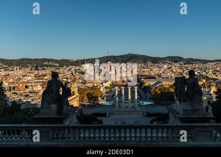 Vue panoramique sur la zone entourant la Plaza de Espana (place de l'Espagne) à Barcelone, avec deux tours vénitiennes et les quatre colonnes symboliques. Banque D'Images