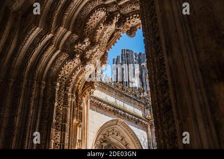 Monastère de Batalha (Portugal), chapelles incomplètes: Vue détaillée du portail d'entrée impressionnant, environ quinze mètres de haut et complètement sculpté. Banque D'Images