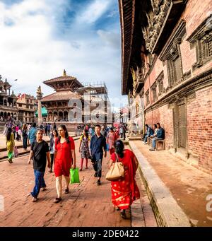 Katmandou, Népal - 21 septembre 2019 : les gens marcher autour de Patan Durbar Square, un site du patrimoine de l'UNESCO au Népal. Après la reconstruction des temples Earthqu Banque D'Images