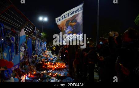 Naples, Italie. 26 novembre 2020. Bougies, fleurs et feux de pyro, la prière et le souvenir des partisans de Naples à l'extérieur du stade San Paolo à la mort de Diego Armando Maradona hier à Tigre, ville voisine de Buenos Aires, à soixante ans après un arrêt cardiaque. (Photo de Pasquale Gargano/Pacific Press/Sipa USA) crédit: SIPA USA/Alay Live News Banque D'Images