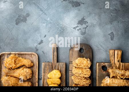 Poulet frit du sud sur fond gris, plat, avec espace pour le texte Banque D'Images