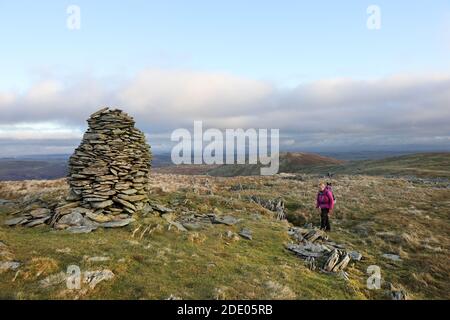 Walker sur Artlecrag Pike avec la vue vers la montagne de Selside Pike, Lake District, Cumbria, Royaume-Uni Banque D'Images