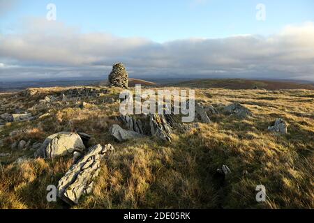 Le Cairn sur Artlecrag Pike et la vue vers High Howes, Lake District, Cumbria, Royaume-Uni Banque D'Images