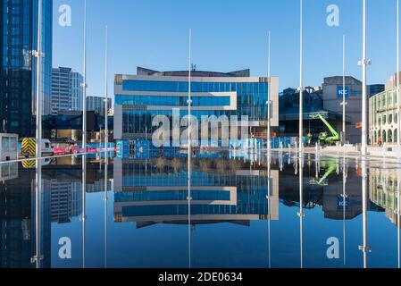 Le Birmingham Symphony Hall, récemment rénové, se reflète dans une grande piscine d'eau sur la place Centenary, à Birmingham Banque D'Images