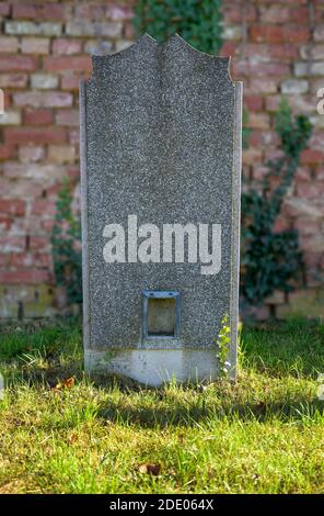 ancienne pierre de sépulture non marquée en granit au cimetière central de Vienne, Autriche Banque D'Images