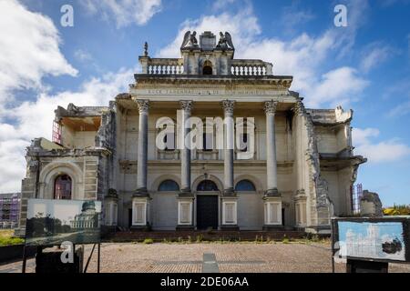 En attente de démolition à la suite du tremblement de terre de 2011, la cathédrale du Saint-Sacrement de 1905, Christchurch, Nouvelle-Zélande. Banque D'Images