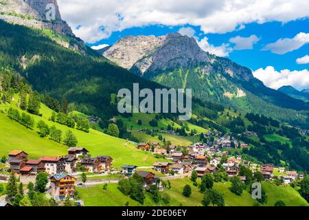 Village de Dolomites dans la vallée en Italie du Nord Banque D'Images