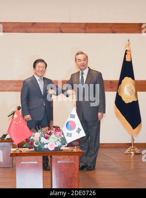 Séoul, Corée du Sud. 27 novembre 2020. Le conseiller d'État chinois et ministre des Affaires étrangères, Wang Yi (R), s'est dit en contact avec le président du Parc de l'Assemblée nationale de la Corée du Sud Byeong-seug avant leur réunion, à Séoul, en Corée du Sud, le 27 novembre 2020. Credit: Geng Xuepeng/Xinhua/Alay Live News Banque D'Images