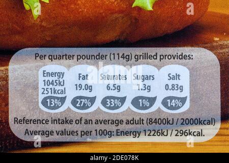 L'étiquette d'information nutritionnelle de l'apport de référence se trouve sur le paquet de bougeettes de boucherie Birds Eye Original Quarter Pounders, Beefburgers Banque D'Images