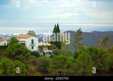 Villa au sommet d'une colline dans la vallée du Rio Verde sur la Costa Del sol surplombant la Méditerranée avec l'Afrique du Nord dans le distance Banque D'Images