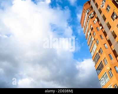 ciel bleu avec nuage blanc et maison d'appartement en hauteur Banque D'Images