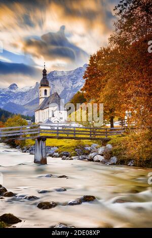 Église Saint-Sébastien à Ramsau aux couleurs automnales dans la terre de Berchtesgadener, Bavière, Allemagne. Banque D'Images