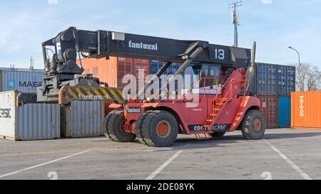 Dobanovci, Serbie - le 3 mars 2017 : véhicule de gerbeur REACH au terminal des conteneurs de fret de Dobanovci, Serbie. Banque D'Images