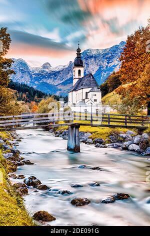 Église Saint-Sébastien à Ramsau aux couleurs automnales dans la terre de Berchtesgadener, Bavière, Allemagne. Banque D'Images