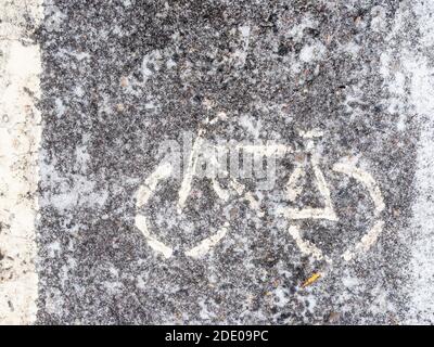 vue de dessus de la piste cyclable couverte de glace dans la ville après le gel pluie le jour d'automne froid Banque D'Images