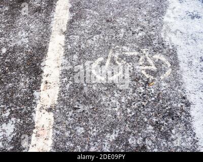 piste cyclable recouverte de glace sur la rue de la ville après la pluie verglaçante froid jour d'automne Banque D'Images