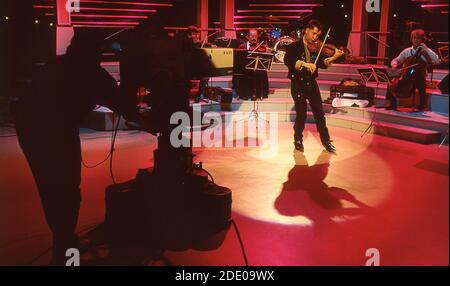 Nigel Kennedy violoniste travaillant sur « The late late Show » à Dublin Irlande 1990 Banque D'Images