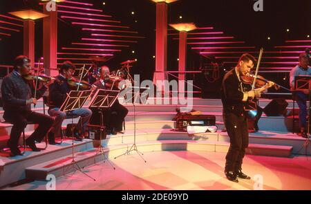 Nigel Kennedy violoniste travaillant sur « The late late Show » à Dublin Irlande 1990 Banque D'Images