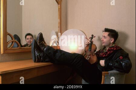 Nigel Kennedy violoniste travaillant sur « The late late Show » à Dublin Irlande 1990 Banque D'Images