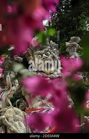 Statue de Kumbhakarna, temple de Bukit Sari, forêt de singes de Sangeh, Bali, Indonésie Banque D'Images