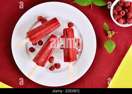 Glaces à la framboise sur une assiette blanche. Délicieux dessert d'été. Vue de dessus, plan d'installation, gros plan Banque D'Images