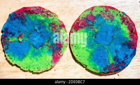 cuisiner un gâteau sucré à la maison - vue de dessus deux couches de gâteau au four découpées et colorées sur une planche en bois à la cuisine maison Banque D'Images