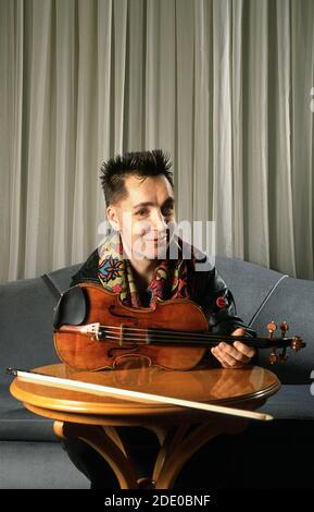 Nigel Kennedy violoniste travaillant sur « The late late Show » à Dublin Irlande 1990 Banque D'Images