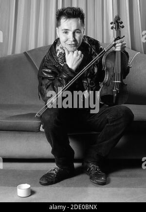 Nigel Kennedy violoniste travaillant sur « The late late Show » à Dublin Irlande 1990 Banque D'Images