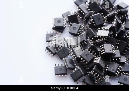 Pile de circuit intégré sur fond blanc avec espace de copie. Type soic8 de Microchip Banque D'Images