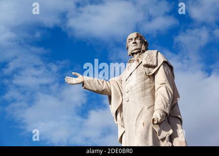 Statue de William Ewart Gladstone, homme d'État britannique et homme politique libéral. Dans une carrière de plus de 60 ans, il a servi pendant 12 ans comme PM du Royaume-Uni. Banque D'Images