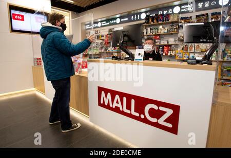 Prague, République tchèque. 27 novembre 2020. Shopping au Black Friday dans LA BOUTIQUE en ligne MALL. CZ à Prague, République Tchèque, 27 novembre 2020. Les experts estiment que plus de 550,000 000 clients tchèques pourraient participer à l'événement en dépensant un montant record de Kc1mrds. Crédit : Katerina Sulova/CTK photo/Alamy Live News Banque D'Images