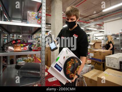 Prague, République tchèque. 27 novembre 2020. Shopping au Black Friday dans LA BOUTIQUE en ligne MALL. CZ à Prague, République Tchèque, 27 novembre 2020. Les experts estiment que plus de 550,000 000 clients tchèques pourraient participer à l'événement en dépensant un montant record de Kc1mrds. Crédit : Katerina Sulova/CTK photo/Alamy Live News Banque D'Images
