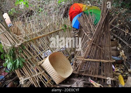 Cages en bambou couvrant le défunt, cimetière dans le village de Trunyan, lac Batur, Bali, Indonésie Banque D'Images