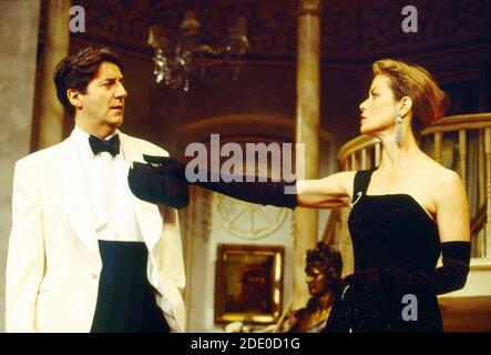 Tom Conti (Gary Essendine), Jenny Seagrove (Joanna Lyppiatt) en RIRES PRÉSENTES par Noel Coward au Globe Theatre, Londres W1 23/06/1993 design: Terry Parsons éclairage: Mark Pritchard réalisateur: Tom Conti Banque D'Images