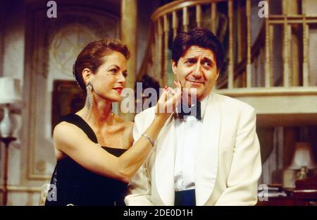 Jenny Seagrove (Joanna Lyppiatt), Tom Conti (Gary Essendine) en RIRE PRÉSENT par Noel Coward au Globe Theatre, Londres W1 23/06/1993 design: Terry Parsons éclairage: Mark Pritchard réalisateur: Tom Conti Banque D'Images