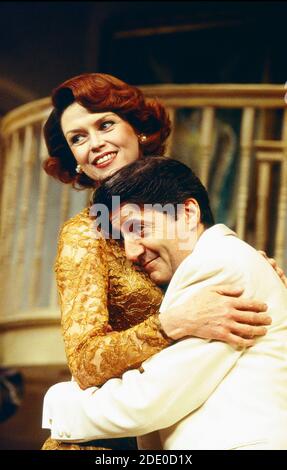 Gabrielle Drake (Monica Reed). Tom Conti (Gary Essendine) en RIRE PRÉSENT par Noel Coward au Globe Theatre, Londres W1 23/06/1993 design: Terry Parsons éclairage: Mark Pritchard réalisateur: Tom Conti Banque D'Images